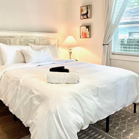 Treehouse Is A Quaint 2 Bedroom In An Up-And-Coming Part Of Town, Pet Friendly With Fenced Yard And Lounge Area That Is Close To Downtown タンパ エクステリア 写真