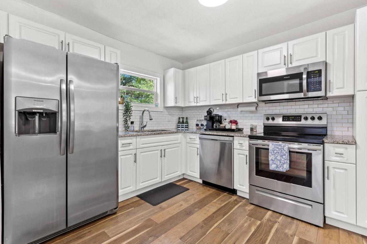 Treehouse Is A Quaint 2 Bedroom In An Up-And-Coming Part Of Town, Pet Friendly With Fenced Yard And Lounge Area That Is Close To Downtown タンパ エクステリア 写真