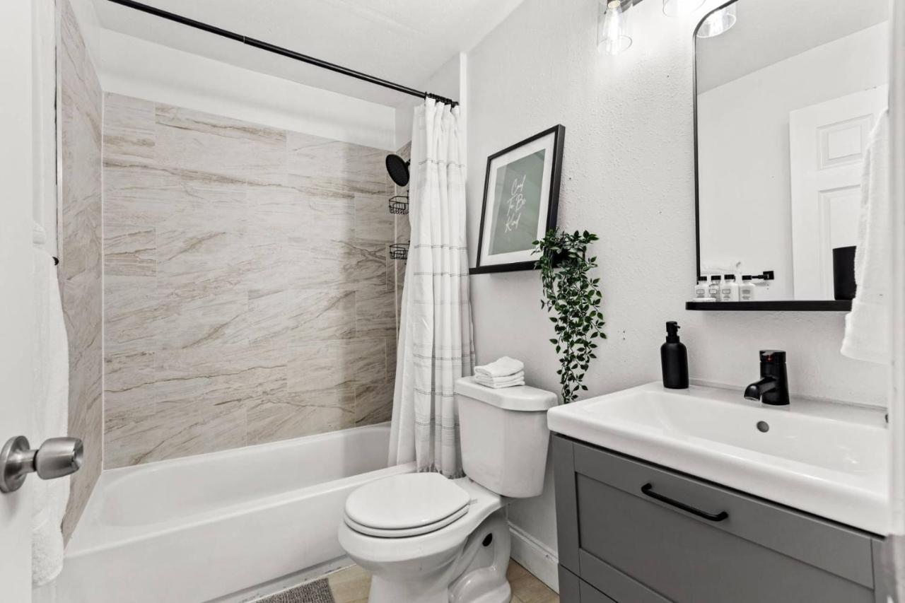Treehouse Is A Quaint 2 Bedroom In An Up-And-Coming Part Of Town, Pet Friendly With Fenced Yard And Lounge Area That Is Close To Downtown タンパ エクステリア 写真