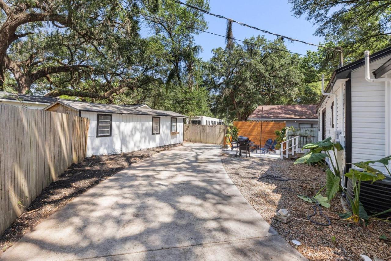 Treehouse Is A Quaint 2 Bedroom In An Up-And-Coming Part Of Town, Pet Friendly With Fenced Yard And Lounge Area That Is Close To Downtown タンパ エクステリア 写真