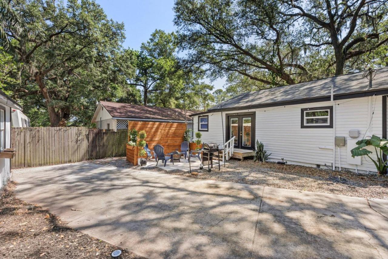 Treehouse Is A Quaint 2 Bedroom In An Up-And-Coming Part Of Town, Pet Friendly With Fenced Yard And Lounge Area That Is Close To Downtown タンパ エクステリア 写真