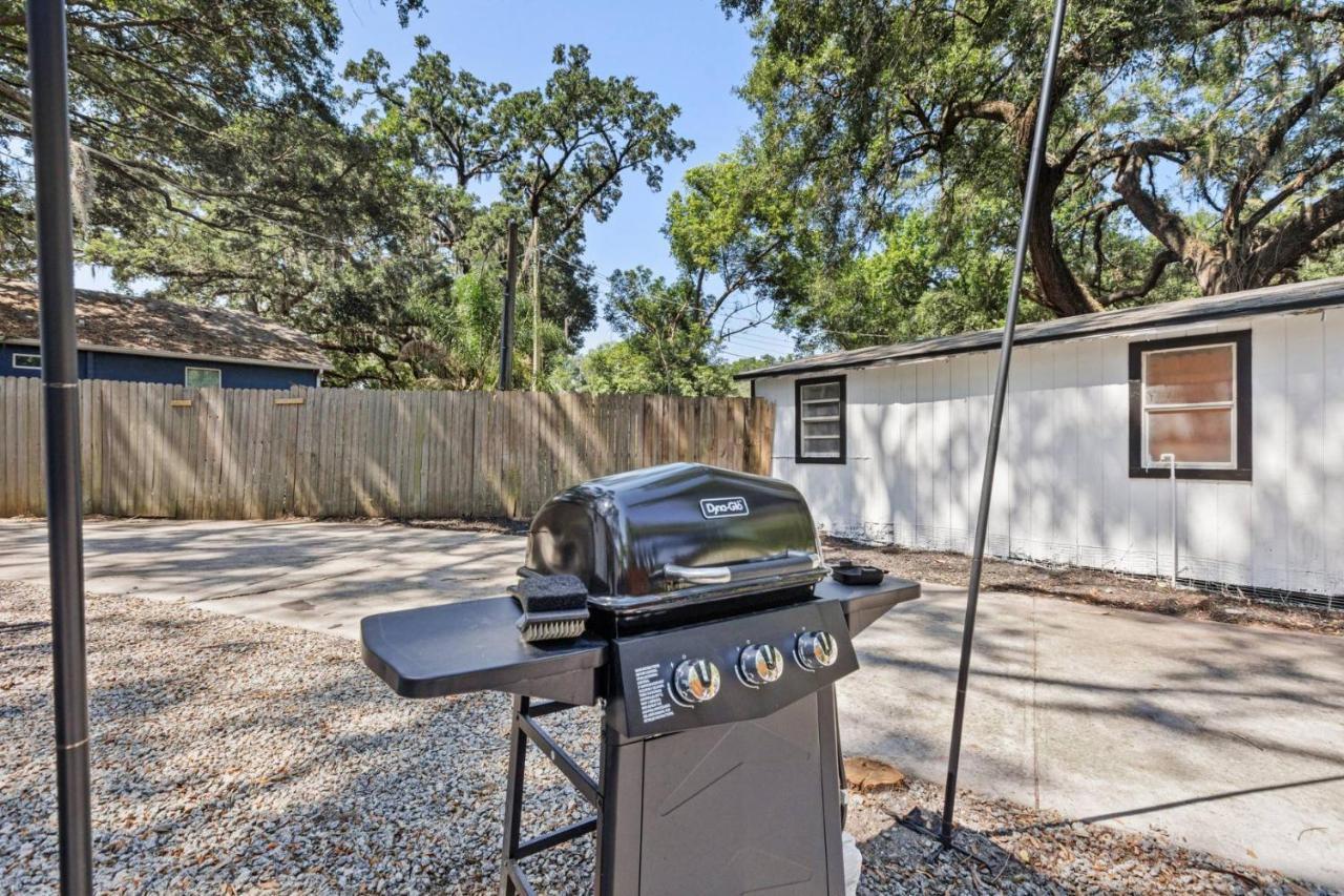 Treehouse Is A Quaint 2 Bedroom In An Up-And-Coming Part Of Town, Pet Friendly With Fenced Yard And Lounge Area That Is Close To Downtown タンパ エクステリア 写真